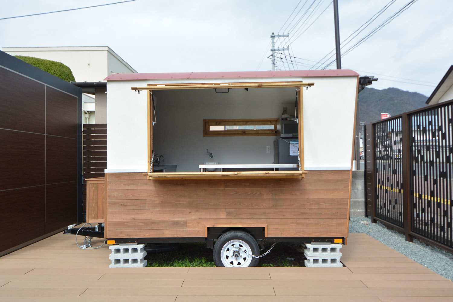 商品の受け渡し窓がある、小型トレーラーハウスの店