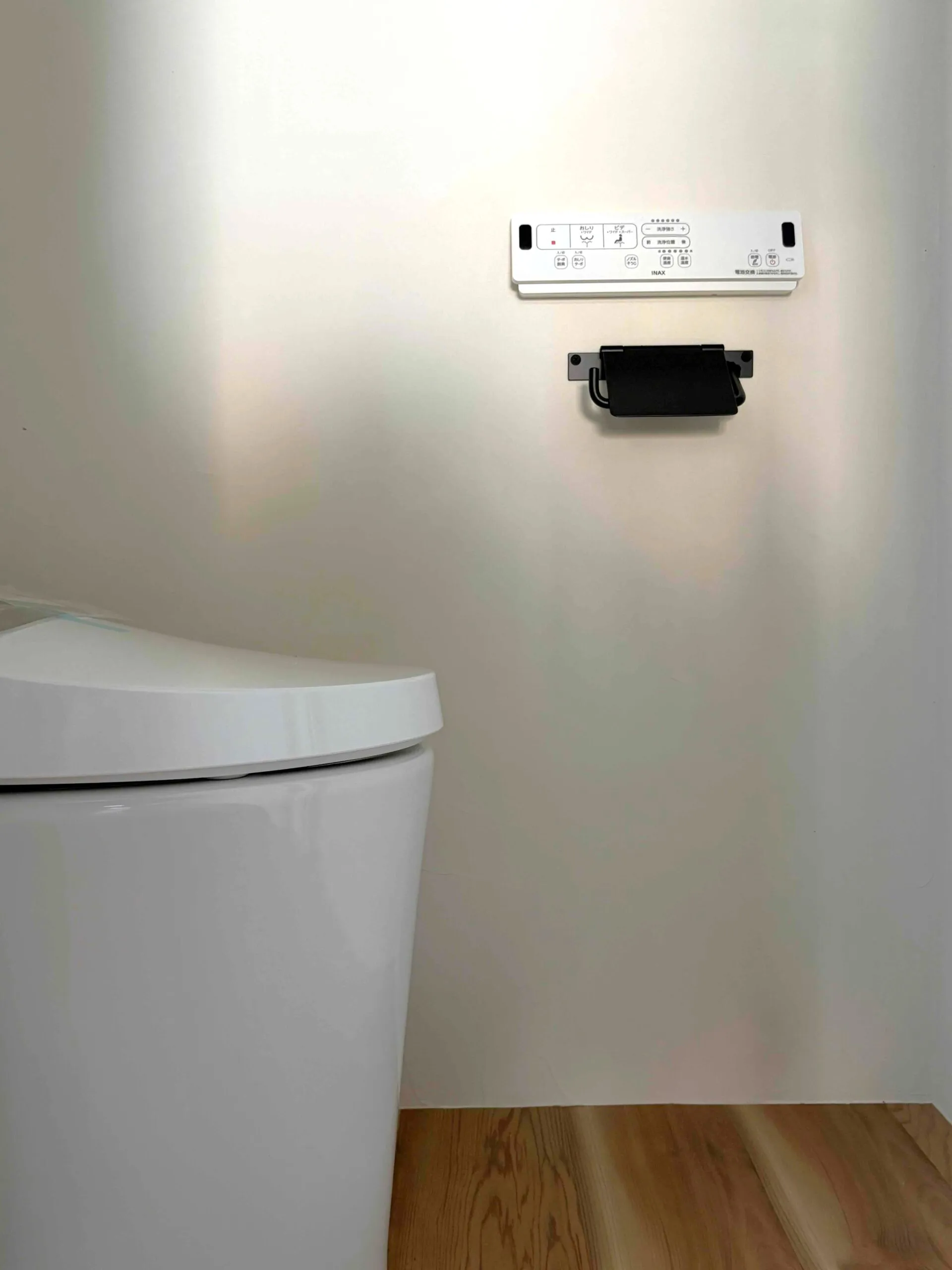 木の床に白いトイレを置いた、トレーラーハウスのトイレ