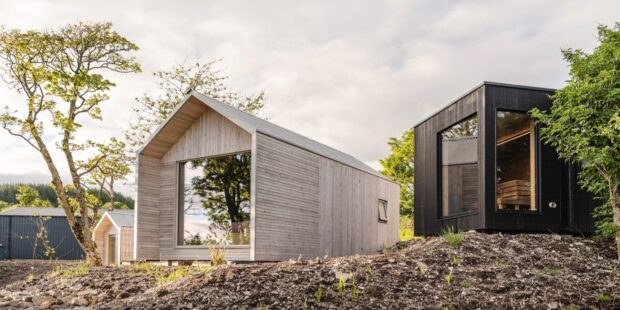 【海外事例】風景を主役にする、つつましい木の家。スコットランドの島に佇むゲスト用の小屋「Na Bothain at Raasay Distillery」