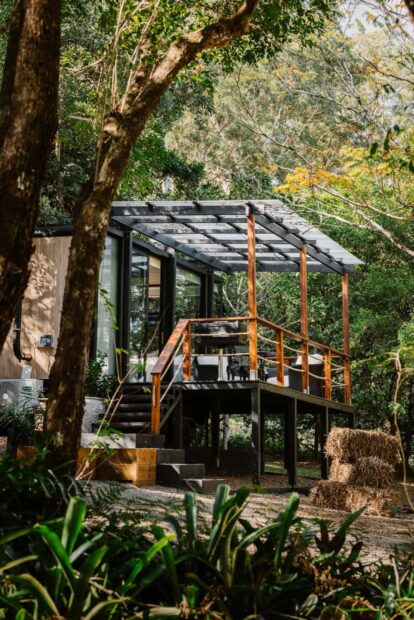 【海外事例】車輪を隠して、森の小屋になる。オーストラリア・熱帯雨林のトレーラーハウス「Elsewhere Pod 6m (Peachester, Queensland)」